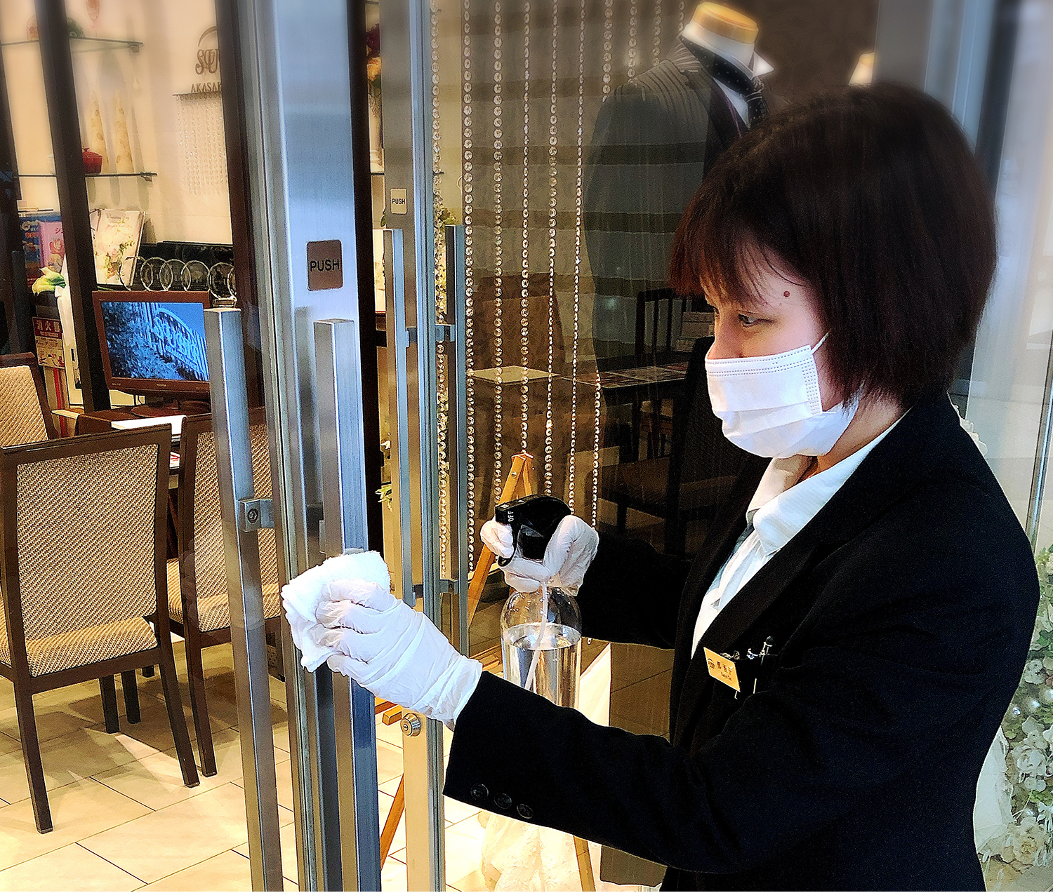 ドアノブ、扉、エレベーター内のボタン、化粧室の扉等、お客さまが触れる機会の多い箇所のアルコール消毒を実施しております