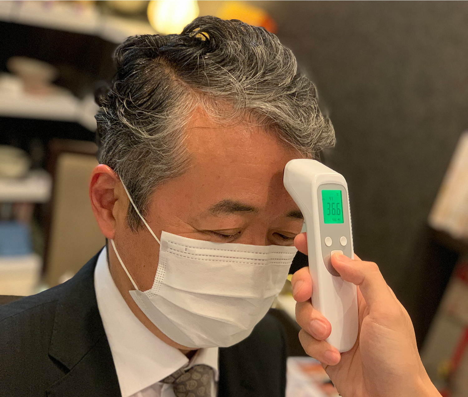 従業員通用口に非接触型体温計を設置し、体温の確認と手指の消毒を徹底しております